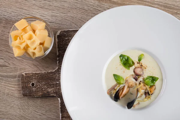 Sopa Queso Con Mejillones Sobre Una Mesa Madera Vista Superior —  Fotos de Stock