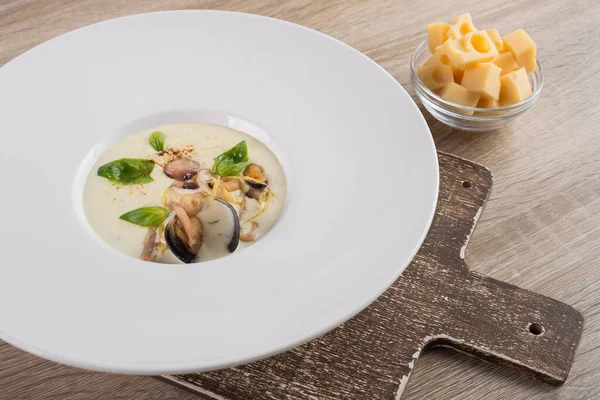 Sopa Queijo Com Mexilhões Uma Mesa Madeira Vista Superior — Fotografia de Stock