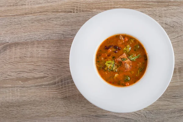 Lekkere Rode Goulash Soep Met Tomaat Rundvlees Broccoli Een Wit — Stockfoto