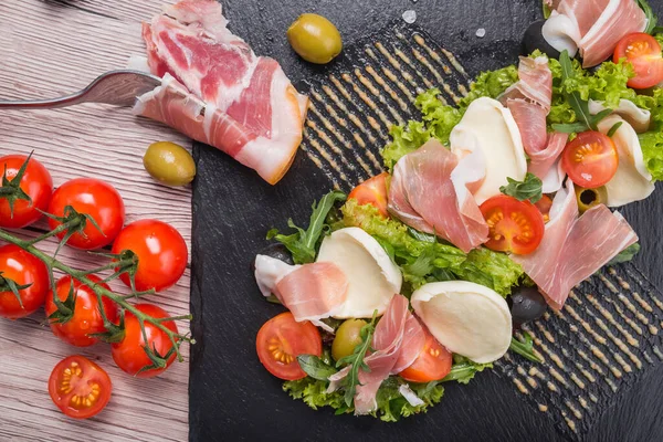 Frischer Salat Mit Schinken Mozzarella Und Kirschtomaten Auf Einem Schieferteller — Stockfoto