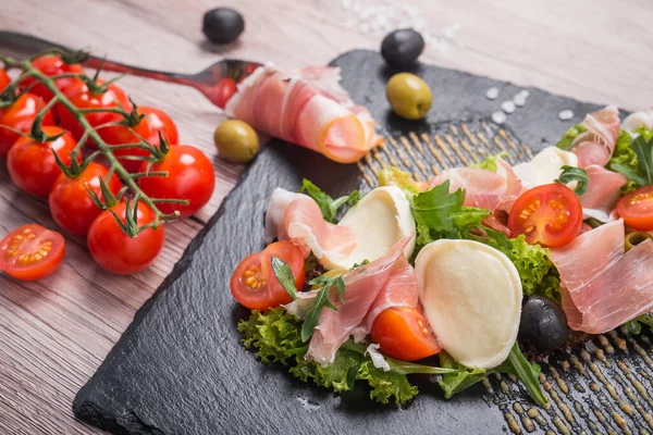 Frischer Salat Mit Schinken Mozzarella Und Kirschtomaten Auf Einem Schieferteller — Stockfoto