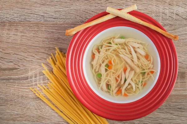 Sopa Macarrão Frango Dieta Uma Mesa Vermelha Com Macarrão Cru — Fotografia de Stock