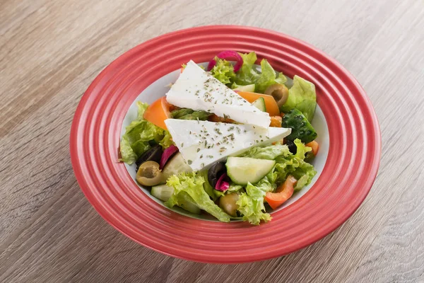 Salada Grega Fresca Com Papper Feta Azeitona Prato Vermelho — Fotografia de Stock