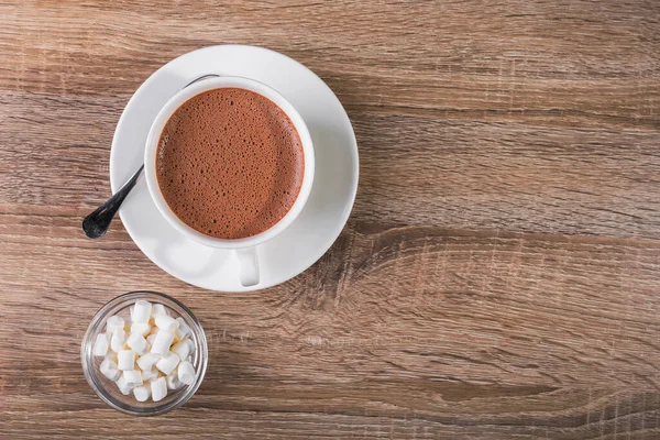 Xícara Café Branco Com Sobremesa Marshmallow Doce Uma Mesa Madeira — Fotografia de Stock