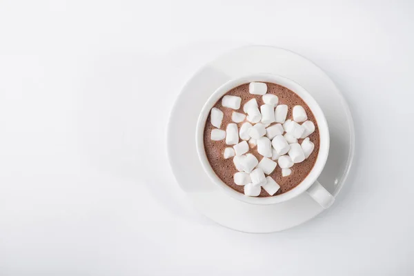 Xícara Café Branco Com Marshmallow Sobremesa Doce Isolado Fundo Branco — Fotografia de Stock