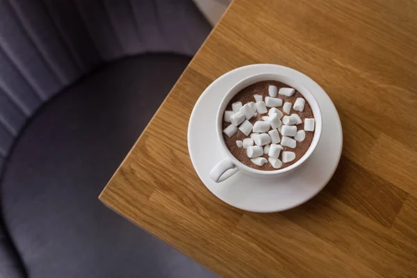 Copo Café Branco Com Sobremesa Marshmallow Doce Uma Mesa Madeira — Fotografia de Stock