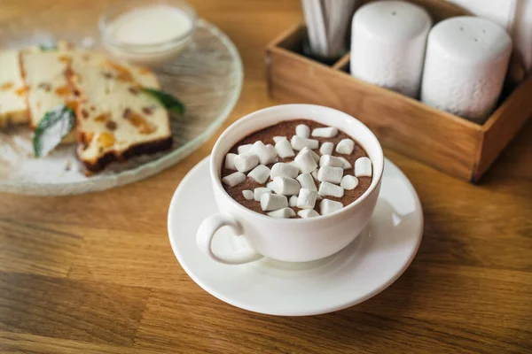 Witte Koffiekop Met Dessertmarshmallow Zoet Een Houten Tafel Cafe — Stockfoto