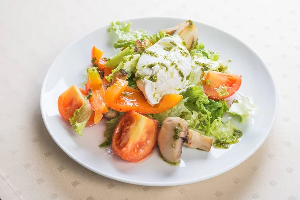 Świeża Sałatka Gotowanym Jajkiem Mięsem Pomidorem Białym Naczyniu Zdrowe Pochodzenie — Zdjęcie stockowe