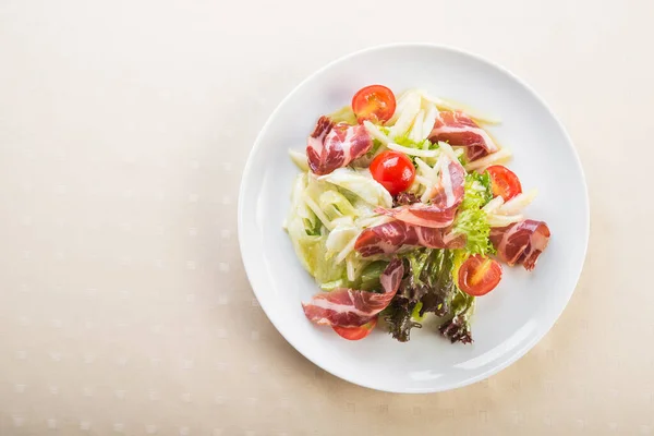 Beyaz Tabakta Domatesli Lezzetli Taze Salata Sağlıklı Yemek Üstteki Görünüm — Stok fotoğraf