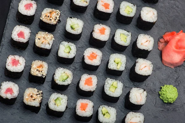 Sushi Fresco Pizarra Negra Con Palillos Negros Japón Antecedentes Alimentarios — Foto de Stock