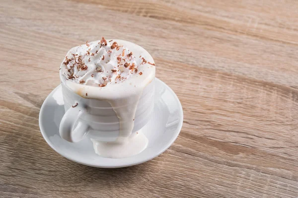 Вкусная Кофейная Чашка Сливками Шоколадной Крошкой Деревянном Столе — стоковое фото