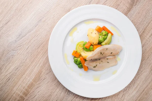 Beyaz Tabakta Sebzeli Haşlanmış Balık Diyet Sağlıklı Yemek Üstteki Görünüm — Stok fotoğraf