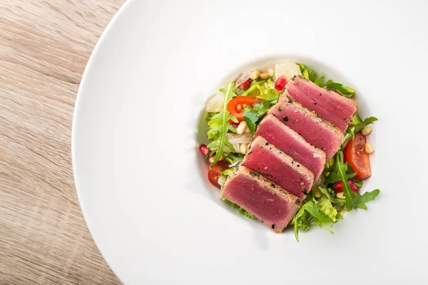 Deliciosa Salada Melodia Com Tomate Grãos Romã Prato Branco Vista — Fotografia de Stock