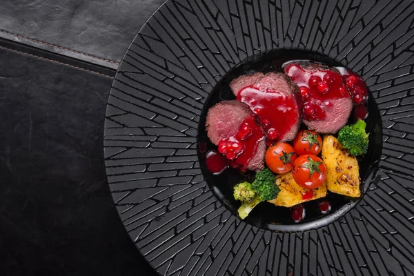 Mooie Portie Biefstuk Het Restaurant Kalfsvlees Van Medium Braadvlees Met — Stockfoto