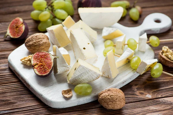 Tagliere Formaggio Tavola Legno Uva Verde Noce Fico Fresco Spuntini — Foto Stock