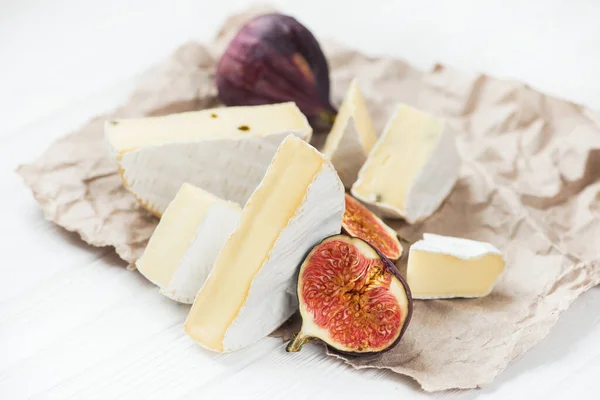 Pezzetti Brie Camembert Tavolo Legno Bianco Con Ingredienti Fig — Foto Stock