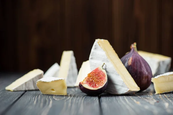 Pezzi Bianchi Camembert Brie Formaggio Con Fico Tavolo Legno — Foto Stock