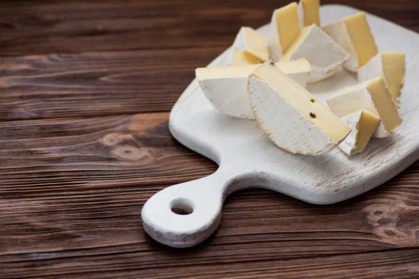 Trozos Queso Brie Fijados Sobre Tabla Madera Blanca Fondo Del — Foto de Stock