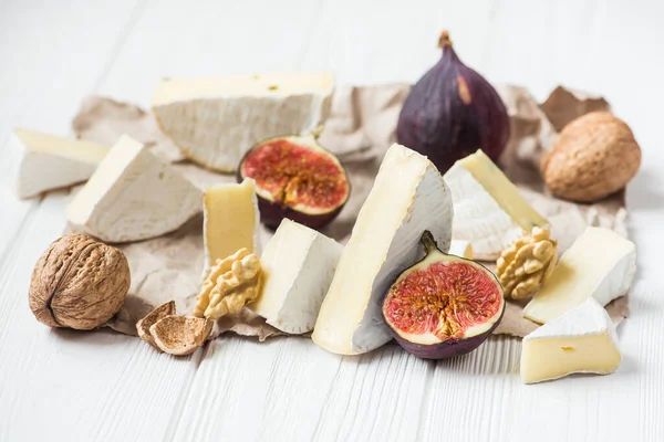 Pezzetti Brie Tavolo Legno Bianco Con Ingredienti Fico Noce — Foto Stock