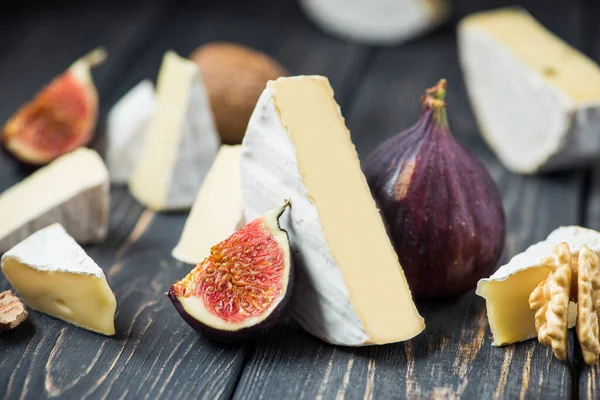 Pezzi Camembert Brie Formaggio Con Uva Fico Noci Tavolo Legno — Foto Stock