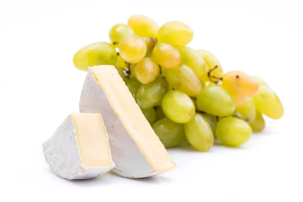 Świeży Ser Camembert Winogronami Izolowanymi Białym Tle — Zdjęcie stockowe