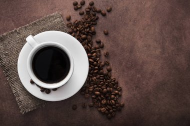 Eski moda arkaplanda kavrulmuş fasulyeli Aroma kahve fincanı.