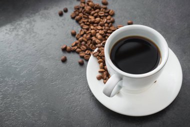 Koyu kahve ve taştan arkaplanda kavrulmuş fasulye.