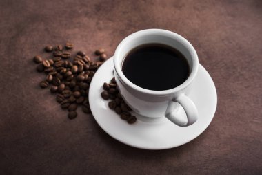 Eski moda arkaplanda kavrulmuş fasulyeli Aroma kahve fincanı.