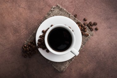 Eski moda arka planda kavrulmuş fasulyeli Aroma kahve fincanı.