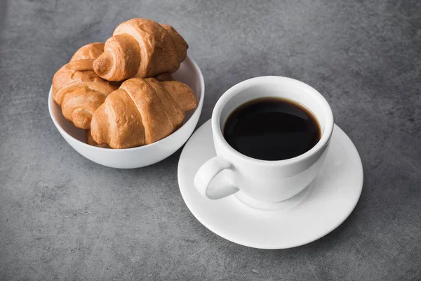 Leckeres Croissant Mit Einer Tasse Kaffee Auf Vintage Betonhintergrund — Stockfoto