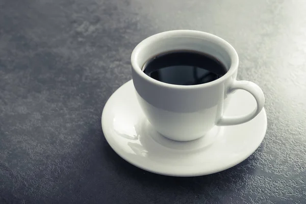 Λευκό Κεραμικό Κύπελλο Μαύρο Καφέ Πέτρινο Τραπέζι — Φωτογραφία Αρχείου