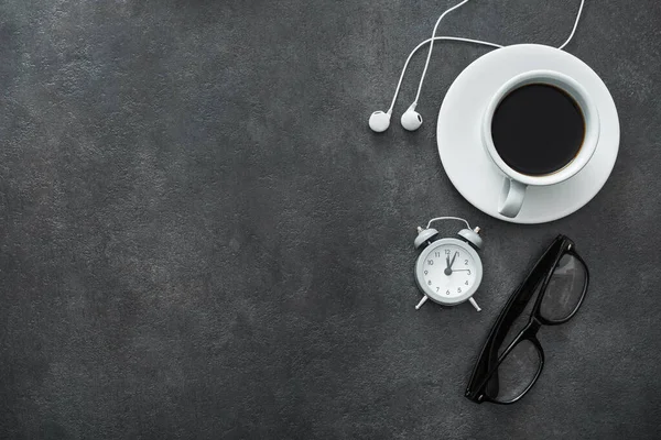 Witte Kop Koffie Met Koptelefoon Een Stenen Tafel Breek Muziek — Stockfoto