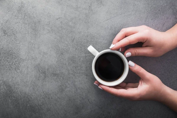 Vrouw Warme Trui Houdt Een Wit Kopje Koffie Grijze Stenen — Stockfoto