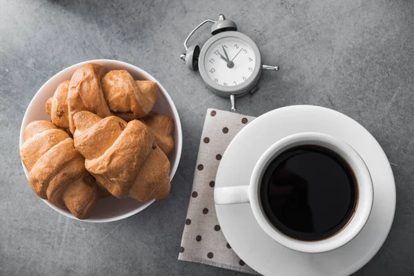 Kaffeetasse Mit Croissant Und Wecker Schwarze Gläser Auf Steintisch Konzept — Stockfoto