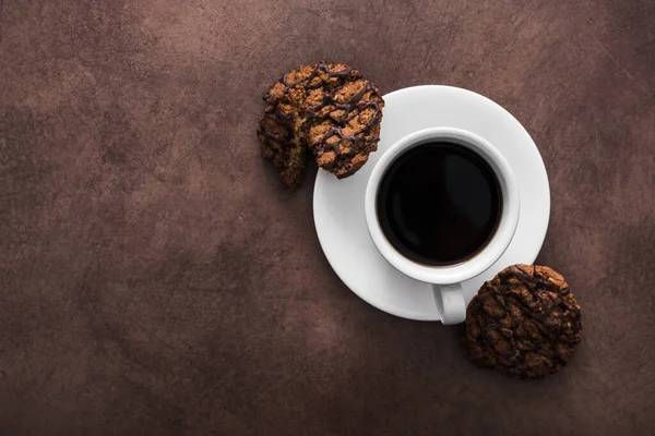 Weiße Tasse Kaffee Mit Schokoladenkeksen Auf Vintage Betonhintergrund Draufsicht — Stockfoto