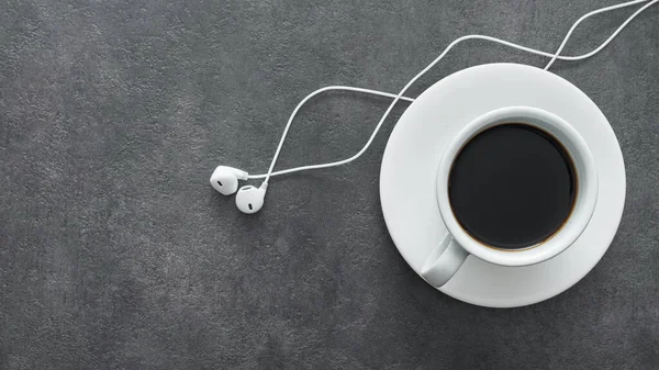 Hvid Kop Kaffe Med Hovedtelefon Stenbord Bryde Musik Koncept Top - Stock-foto