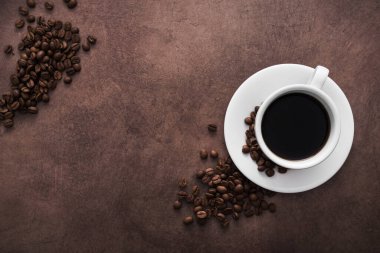 Eski moda arka planda kavrulmuş fasulyeli Aroma kahve fincanı.