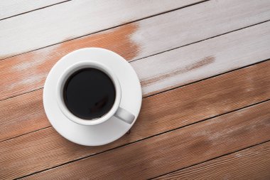 Ahşap bir masada bir fincan aroma.