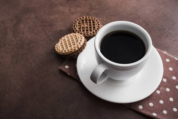 Weiße Tasse Kaffee Mit Schokoladenkeksen Auf Vintage Betonhintergrund Draufsicht — Stockfoto