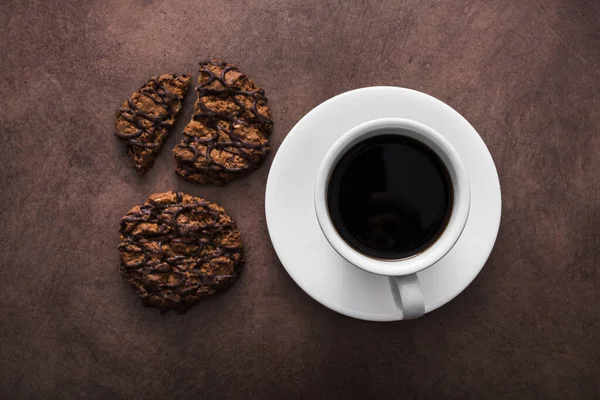 Weiße Tasse Kaffee Mit Schokoladenkeksen Auf Vintage Betonhintergrund Draufsicht — Stockfoto