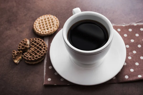 Weiße Tasse Kaffee Mit Schokoladenkeksen Auf Vintage Betonhintergrund Draufsicht — Stockfoto