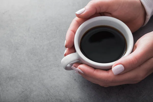 Vrouw Warme Trui Houdt Een Wit Kopje Koffie Grijze Stenen — Stockfoto