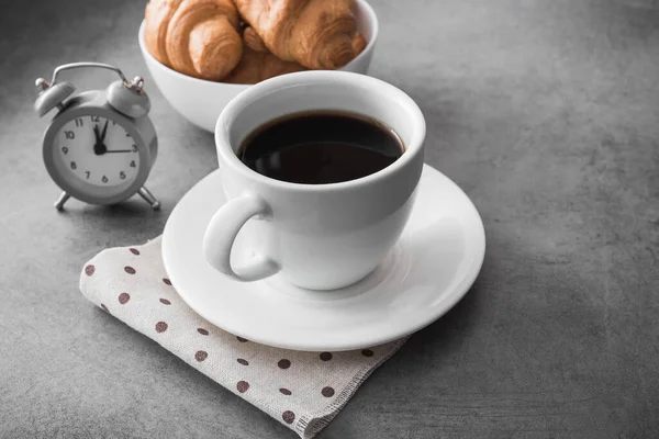 Heiße Kaffeetasse Mit Leckerem Croissant Auf Steintisch Schnelles Mittagskonzept Für — Stockfoto