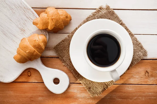 Aroma Tasse Kaffee Mit Süßem Croissant Auf Holztisch Europäisches Frühstück — Stockfoto