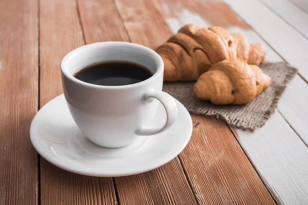 Aroma Tasse Kaffee Mit Süßem Croissant Auf Holztisch Europäisches Frühstück — Stockfoto