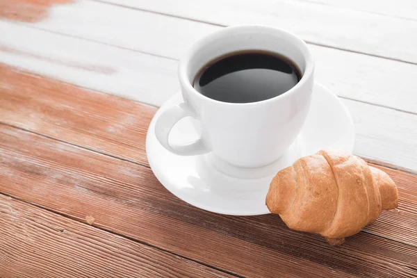 Aroma Tasse Kaffee Mit Süßem Croissant Auf Holztisch Europäisches Frühstück — Stockfoto