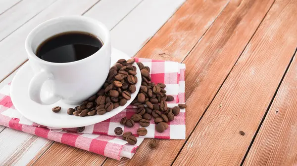 Aroma Tasse Kaffee Mit Gerösteten Bohnen Auf Einem Holztisch — Stockfoto