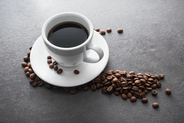 Taza Cerámica Blanca Con Café Negro Granos Molidos Mesa Piedra —  Fotos de Stock