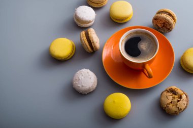 aroma kahve fincanı ve tatlı renkli badem kurabiyesi.