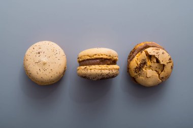 Masanın üstünde nefis bir Fransız pastası, üst manzara.